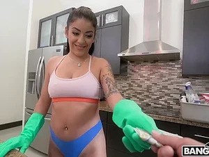 Mia Martinez, Derrick Ferrari Maid Squirts on That Dick / 19.6.2018